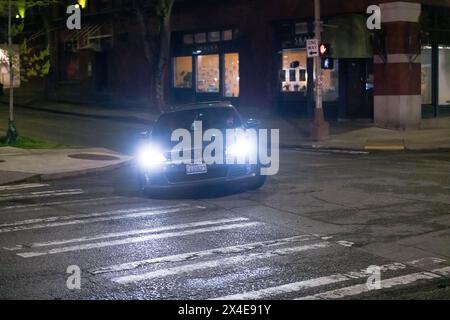 Seattle, États-Unis. 27 avril 2024. Voiture prête à tourner lors d'une rencontre sur Alaskan Way. Banque D'Images