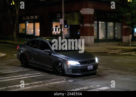 Seattle, États-Unis. 27 avril 2024. Voiture prête à tourner lors d'une rencontre sur Alaskan Way. Banque D'Images