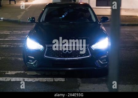 Seattle, États-Unis. 27 avril 2024. Voiture prête à tourner lors d'une rencontre sur Alaskan Way. Banque D'Images