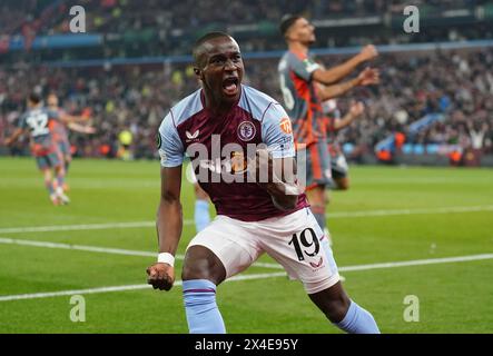 Moussa Diaby d'Aston Villa célèbre avoir marqué son deuxième but du match lors de la demi-finale de l'UEFA Conference League, match de première manche à Villa Park, Birmingham. Date de la photo : jeudi 2 mai 2024. Banque D'Images