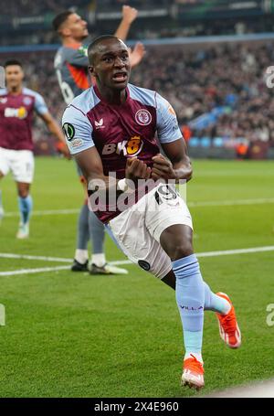 Moussa Diaby d'Aston Villa célèbre avoir marqué son deuxième but du match lors de la demi-finale de l'UEFA Conference League, match de première manche à Villa Park, Birmingham. Date de la photo : jeudi 2 mai 2024. Banque D'Images