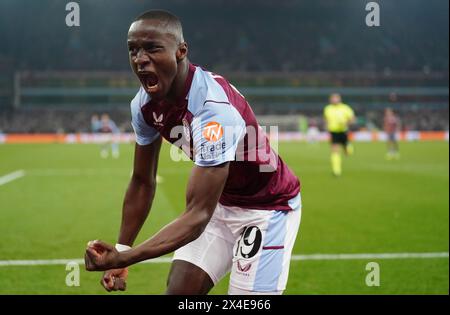 Moussa Diaby d'Aston Villa célèbre avoir marqué son deuxième but du match lors de la demi-finale de l'UEFA Conference League, match de première manche à Villa Park, Birmingham. Date de la photo : jeudi 2 mai 2024. Banque D'Images