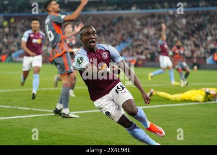 Moussa Diaby d'Aston Villa célèbre avoir marqué son deuxième but du match lors de la demi-finale de l'UEFA Conference League, match de première manche à Villa Park, Birmingham. Date de la photo : jeudi 2 mai 2024. Banque D'Images