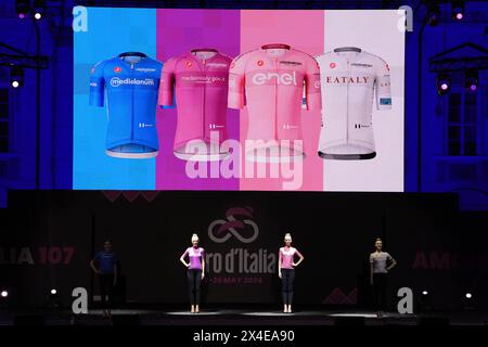 Torino, Italie. 02 mai 2024. La présentation de l'équipe avant la course cycliste Giro d'Italia à Turin. La course commence le samedi 4 mai, avec la première étape de plus de 140 km, de Venaria Reale à Turin, au nord-ouest de l'Italie - jeudi 2 mai 2024. Sport - cyclisme . (Photo de Fabio Ferrari/LaPresse) crédit : LaPresse/Alamy Live News Banque D'Images