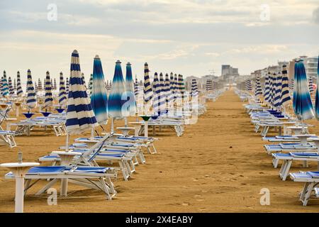 Lido di Jesolo, Italie - 2 mai 2024 : parasols fermés sur la plage de Lido di Jesolo en Italie *** Geschlossene Sonnenschirme am Strand von Lido di Jesolo in Italien Banque D'Images