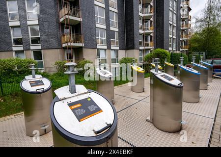 Système souterrain d'élimination des déchets, colonnes de déchets pour différents types de déchets, dans des bacs de collecte souterrains, dans un complexe résidentiel à Bochum, NRW Banque D'Images