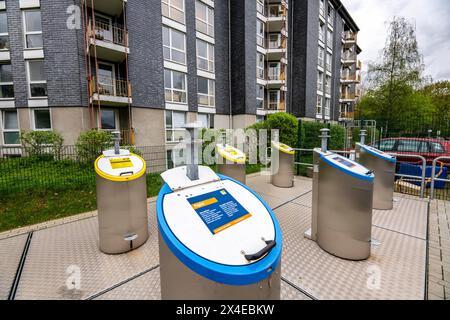 Système souterrain d'élimination des déchets, colonnes de déchets pour différents types de déchets, dans des bacs de collecte souterrains, dans un complexe résidentiel à Bochum, NRW Banque D'Images