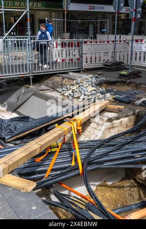 Les lignes d'approvisionnement, posées sous terre, sont exposées lors d'un projet de construction, Bochum, NRW, Allemagne Banque D'Images