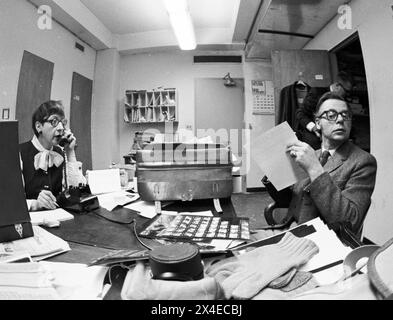 Les photographes Charlotte Brooks et Phillip Harrington dans la salle de travail de look Magazine, 1969 Banque D'Images