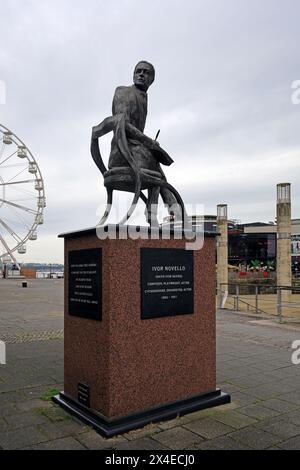 Statue Ivor Novello (David Ivor Davies) de Peter Nicholas au Mermaid Quay, Cardiff Bay. Prise en mai 2024 Banque D'Images