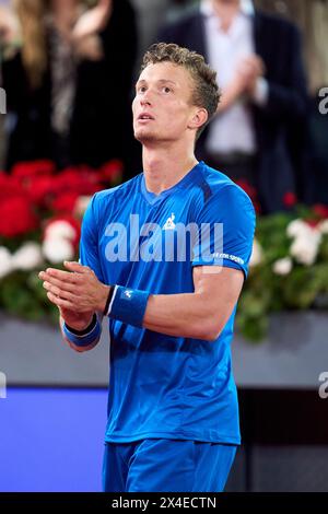 MADRID, ESPAGNE - AVRIL 30 : Jiri Lehecka de la République tchèque célèbre devant la foule sa victoire contre Rafael Nadal d'Espagne lors de leur match de la ronde 16 le huitième jour de l'Open Mutua de Madrid à la Caja Magica le 30 avril 2024 à Madrid, Espagne. (Photo de QSP) Banque D'Images