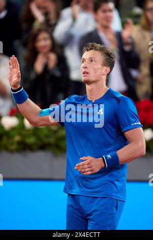 MADRID, ESPAGNE - AVRIL 30 : Jiri Lehecka de la République tchèque célèbre devant la foule sa victoire contre Rafael Nadal d'Espagne lors de leur match de la ronde 16 le huitième jour de l'Open Mutua de Madrid à la Caja Magica le 30 avril 2024 à Madrid, Espagne. (Photo de QSP) Banque D'Images