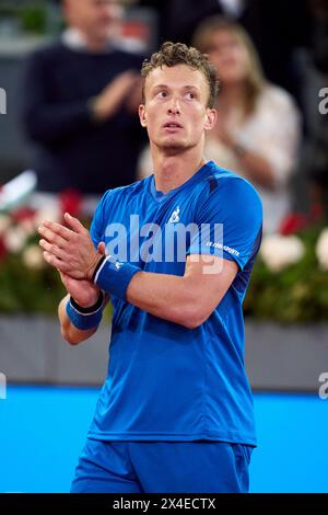 MADRID, ESPAGNE - AVRIL 30 : Jiri Lehecka de la République tchèque célèbre devant la foule sa victoire contre Rafael Nadal d'Espagne lors de leur match de la ronde 16 le huitième jour de l'Open Mutua de Madrid à la Caja Magica le 30 avril 2024 à Madrid, Espagne. (Photo de QSP) Banque D'Images