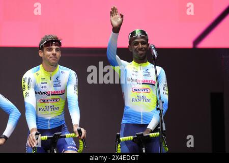 Torino, Italie. 02 mai 2024. Girmay Biniam (Team Intermarche' - Wanty ) lors de la présentation de l'équipe avant la course cycliste Giro d'Italia à Turin. La course commence le samedi 4 mai, avec la première étape de plus de 140 km, de Venaria Reale à Turin, au nord-ouest de l'Italie - jeudi 2 mai 2024. Sport - cyclisme . (Photo de Massimo Paolone/LaPresse) crédit : LaPresse/Alamy Live News Banque D'Images