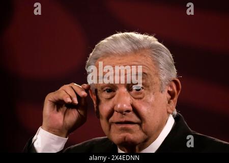 Mexico, Mexique. 02 mai 2024. Le président mexicain, Andres Manuel Lopez Obrador, parle de la politique d'immigration en collaboration avec le gouvernement américain lors d'une conférence de presse au Palais National de Mexico. Le 2 mai 2024, Mexico, Mexique. (Photo de Luis Barron/ crédit : Eyepix Group/Alamy Live News Banque D'Images