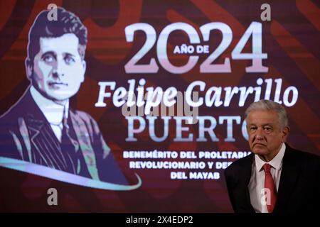 Mexico, Mexique. 02 mai 2024. Le président mexicain, Andres Manuel Lopez Obrador, parle de la politique d'immigration en collaboration avec le gouvernement américain lors d'une conférence de presse au Palais National de Mexico. Le 2 mai 2024, Mexico, Mexique. (Photo de Luis Barron/ crédit : Eyepix Group/Alamy Live News Banque D'Images