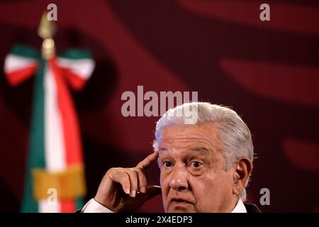 Mexico, Mexique. 02 mai 2024. Le président mexicain, Andres Manuel Lopez Obrador, parle de la politique d'immigration en collaboration avec le gouvernement américain lors d'une conférence de presse au Palais National de Mexico. Le 2 mai 2024, Mexico, Mexique. (Photo de Luis Barron/ crédit : Eyepix Group/Alamy Live News Banque D'Images