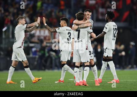 Naples, Italie. 02 mai 2024. Les joueurs de Leverkusen célèbrent la victoire à la fin de l'UEFA Europa League, demi-finales, match de 1ère manche entre L'AS Roma et Bayer Leverkusen le 2 mai 2024 au Stadio Olimpico à Rome, Italie - photo Federico Proietti/DPPI crédit : DPPI Media/Alamy Live News Banque D'Images