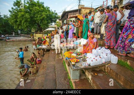 Pèlerins se baignant à ASI Ghat à Varanasi, Inde pendant la saison de la mousson. Banque D'Images
