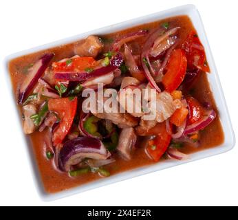 Le ceviche de poisson et le bol de chips de plantain frits sont servis dans de beaux plats en céramique Banque D'Images