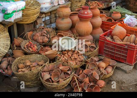 Bols et tubes en argile de différentes tailles à Varanasi, Inde. Banque D'Images