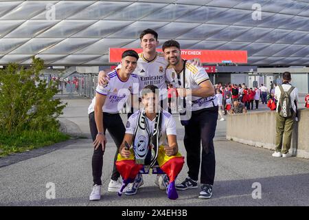 30 avril 2024 : Allianz Arena, Munich, Allemagne : les fans du Real Madrid devant le stade Allianz Arena avant la demi-finale de l'UEFA Champions League entre le FC Bayern Munich et le Real Madrid à l'Allianz Arena de Munich, Allemagne. Banque D'Images