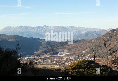 Vue panoramique de la ville de Lastu depuis la montagne au Monténégro. Vue sur la ville et les montagnes d'une hauteur contre le ciel bleu. Horizontal Banque D'Images