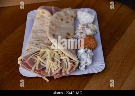 Une crêpe dorée salée fourrée de jambon et de fromage fondu offre une délicieuse combinaison de saveurs. Banque D'Images