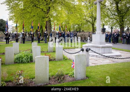 Les troupes et les standards sont à l'attention le jour ANZAK 2024 dans Soldier's Corner au cimetière de Warrington le 28 avril Banque D'Images