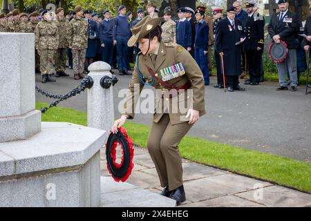 Le Major Jihan Rome représentant l'ADF dépose une couronne le jour de l'ANZAK 2024 au Soldier's Corner dans le cimetière de Warrington le 28 avril Banque D'Images