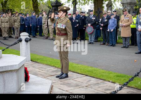 Le Major Jihan Rome, représentant l'ADF, salue les morts le jour de l'ANZAK 2024 au Soldier's Corner au cimetière de Warrington le 28 avril Banque D'Images