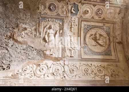 Bains thermaux de Pompéi, bains publics intérieurs ; statues sur le mur des bains, datant du 1er siècle après JC ; ruines de Pompéi, bains du Forum ; Pompéi Italie Banque D'Images