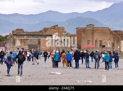 Pompéi Italie tourisme - foules de touristes dans les ruines romaines antiques du Forum de Pompéi ; Pompéi, site du patrimoine mondial de l'UNESCO ; Campanie Italie. Banque D'Images