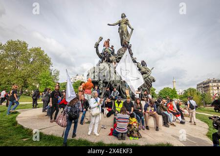 Paris, France. 01 mai 2024. Les manifestants gravissent la statue du Triomphe de la République à la place Nation, lors de la manifestation du 1er mai. Environ 200 mille personnes étaient présentes aux manifestations du 1er mai, fête du travail, à Paris. En plus de l'inter-union, plusieurs groupes militants pro-Palestine et anti-Olympiques ont pris part à la marche de cette année. Plusieurs affrontements avec la police ont été enregistrés le long de la route entre la place de République et la place de Nation. (Photo de Telmo Pinto/SOPA images/SIPA USA) crédit : SIPA USA/Alamy Live News Banque D'Images