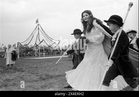 Royal May Day Knutsford, Cheshire, Angleterre 1973. Miss Eliane Murray, la Reine de mai 1973 avec des accompagnateurs se rendant à la cérémonie du couronnement. Une de ses assistantes bâille. ANNÉES 1970 ROYAUME-UNI HOMER SYKES Banque D'Images