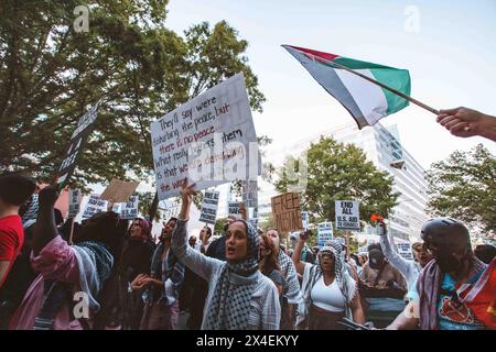 Washington D. C, D. C, ÉTATS-UNIS. 1er mai 2024. WASHINGTON DC, ÉTATS-UNIS - 1ER MAI 2024. Les travailleurs et les manifestants anti-génocide rejoignent les étudiants du camp de solidarité de Gaza à l'Université George Washington. Les étudiants restent dans le campement en solidarité avec les campus universitaires à travers les États-Unis qui ont commencé des campements pour appeler leurs universités à se désengager des liens financiers avec Israël. (Crédit image : © Eman Mohammed/ZUMA Press Wire) USAGE ÉDITORIAL SEULEMENT! Non destiné à UN USAGE commercial ! Banque D'Images