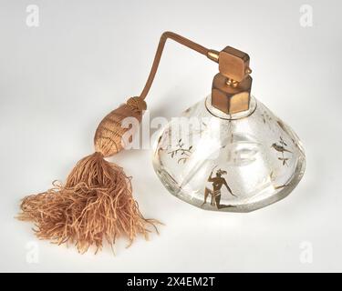 Antique 1920-30s Bohême Art Deco acide gravé et gilder verre parfum bouteille atomiseur. Banque D'Images