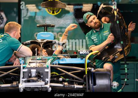 Miami Gardens, États-Unis. 02 mai 2024. Le pilote canadien de formule 1 lance Stroll d'Aston Martin prépare sa voiture pour le Grand Prix de formule 1 de Miami au Miami International Autodrome de Miami Gardens, en Floride, le jeudi 2 mai 2024. Photo de Greg Nash/UPI crédit : UPI/Alamy Live News Banque D'Images