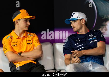 Miami Gardens, États-Unis. 02 mai 2024. Le pilote australien de formule 1 Oscar Piastri de l'écurie McLaren F1 Team écoute le pilote américain de formule 1 Logan Sargeant de Williams Racing lors d'une conférence de presse avant le Grand Prix de formule 1 de Miami au Miami International Autodrome de Miami Gardens, en Floride, le jeudi 2 mai 2024. Photo de Greg Nash/UPI crédit : UPI/Alamy Live News Banque D'Images