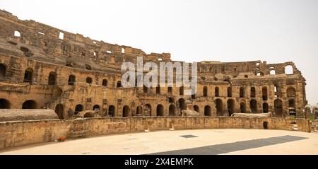 Murs en pierre avec passages voûtés de l'amphithéâtre El Jem, Tunisie Banque D'Images