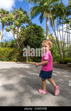 Un jeune enfant se promène vigoureusement dans un zoo local. (M.) Banque D'Images