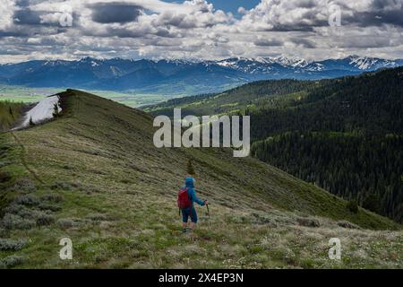 États-Unis, Idaho. Femme randonnée dans les montagnes Big Hole avec vue sur le côté est des montagnes Teton Banque D'Images