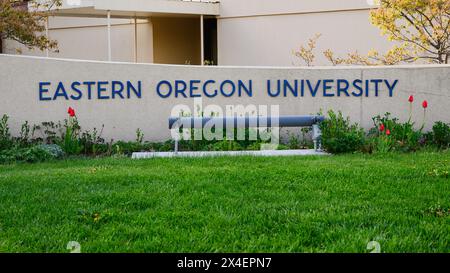 La Grande, OREGON, États-Unis - 27 avril 2024 ; signe pour Eastern Oregon University avec pelouse à la Grande Banque D'Images