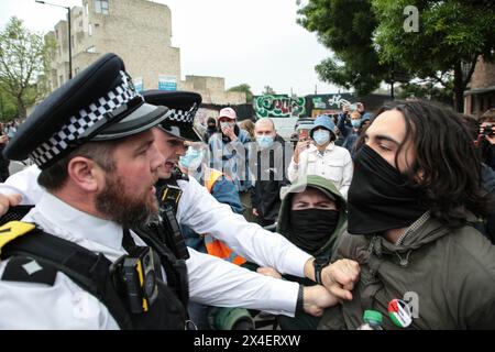 Londres, Royaume-Uni. 02 mai 2024. Des policiers et un manifestant s'affrontent pendant la manifestation. Les manifestants et la police se sont affrontés lors d'une manifestation dans le sud de Londres au sujet du transfert prévu de demandeurs d'asile vers la barge Bibby Stockholm dans le Dorset. Crédit : SOPA images Limited/Alamy Live News Banque D'Images