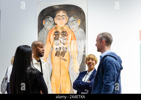 New York, NY, États-Unis. 2 mai 2024. La Frieze Art Fair, l'une des plus grandes et des plus prestigieuses foires d'art printanières de New York, a ouvert ses portes au public dans le hangar, à Hudson Yards, avec des galeries présentant l'art contemporain dans plusieurs médias. Shine Shivram's New Krishna with Rib cage montré par Stevenson Gallery. Crédit : Ed Lefkowicz/Alamy Live News Banque D'Images