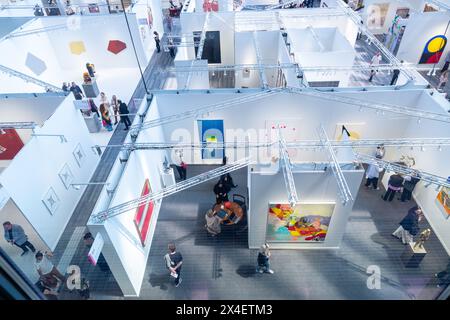 New York, NY, États-Unis. 2 mai 2024. La Frieze Art Fair, l'une des plus grandes et des plus prestigieuses foires d'art printanières de New York, a ouvert ses portes au public dans le hangar, à Hudson Yards, avec des galeries présentant l'art contemporain dans plusieurs médias. Crédit : Ed Lefkowicz/Alamy Live News Banque D'Images