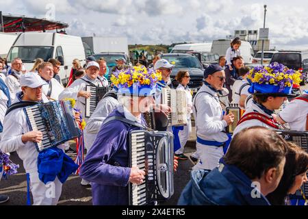 Accordéon avec bluebell et chapeau en guirlande de cowslip au festival 'Obby 'Oss, un événement folklorique annuel traditionnel du 1er mai à Padstow, Cornouailles, Royaume-Uni Banque D'Images