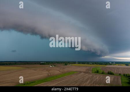 Aérienne de la tempête approchante avec un grand nuage de plateau, comté de Marion, Illinois. Banque D'Images