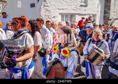 Les joueurs d'accordéon Blue Ribbon défilent dans les rues pour le festival 'Obby 'Oss', un événement folklorique annuel le 1er mai à Padstow, Cornouailles, Angleterre Banque D'Images