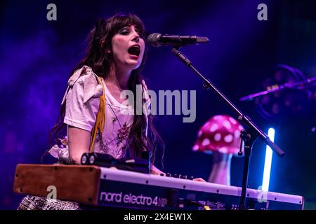 LONDRES, ANGLETERRE : Fizz se produit au Shepherds Bush Empire. Avec la participation des artistes : Dodie où : Londres, Royaume-Uni quand : 28 Feb 2024 crédit : Neil Lupin/WENN Banque D'Images